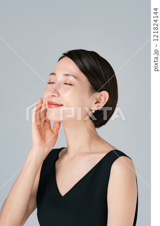 ビューティー　ミドル　女性　ポートレート 121824144