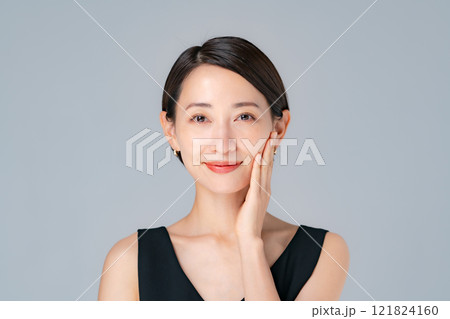 ビューティー　ミドル　女性　ポートレート 121824160
