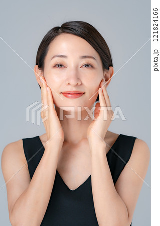 ビューティー ミドル 女性 ポートレート ビューティー ミドル 女性 ポートレート 121824166