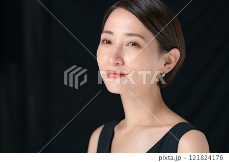 ビューティー　ミドル　女性　ポートレート 121824176
