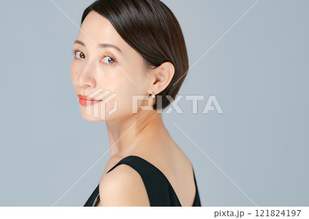ビューティー　ミドル　女性　ポートレート 121824197