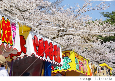 ビジネスイメージ　桜まつりの露店ののれん 121824218