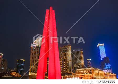 中国 上海市、夜の黄浦公園 上海市人民英雄記念塔 121824335