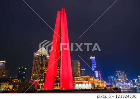 中国 上海市、夜の黄浦公園 上海市人民英雄記念塔 121824336