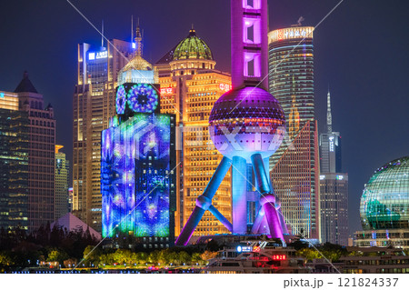中国 上海市、外灘から見る夜の超高層ビル群 121824337