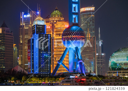 中国 上海市、外灘から見る夜の超高層ビル群 121824339