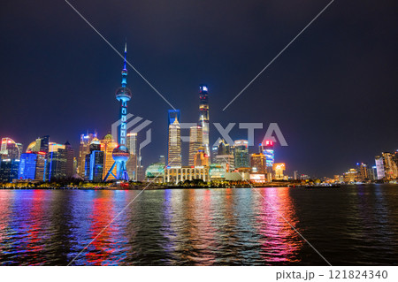 中国 上海市、外灘から見る夜の超高層ビル群 中国 上海市、外灘から見る夜の超高層ビル群 121824340