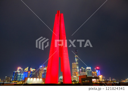 中国 上海市、夜の黄浦公園 上海市人民英雄記念塔 121824341