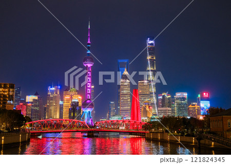 中国 上海市、夜の浦東新区の超高層ビル群 121824345