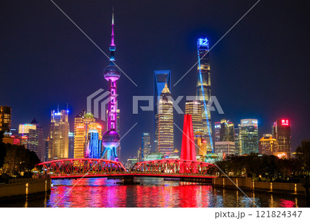中国 上海市、夜の浦東新区の超高層ビル群 121824347