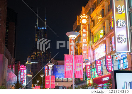 中国 上海市、夜の南京東路 121824350