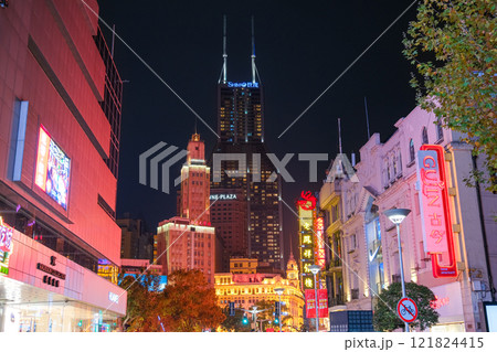 中国 上海市、夜の南京東路 121824415