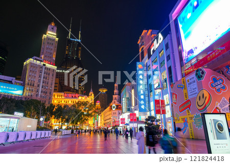 中国 上海市、夜の南京東路 121824418