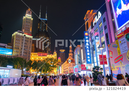 中国 上海市、夜の南京東路 121824419