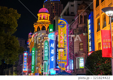 中国 上海市、夜の南京東路 中国 上海市、夜の南京東路 121824422