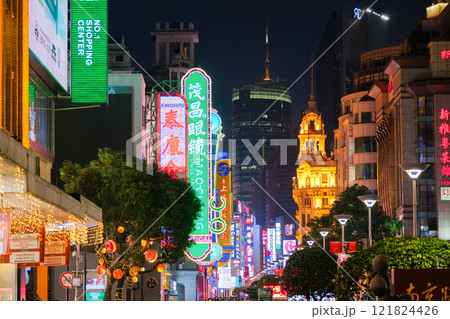 中国 上海市、夜の南京東路 121824426