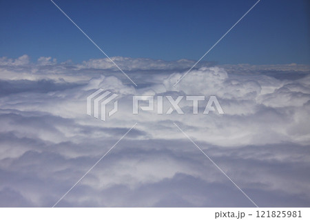 飛行機の窓から見たブラジル上空の雲海と青空 飛行機の窓から見たブラジル上空の雲海と青空 121825981