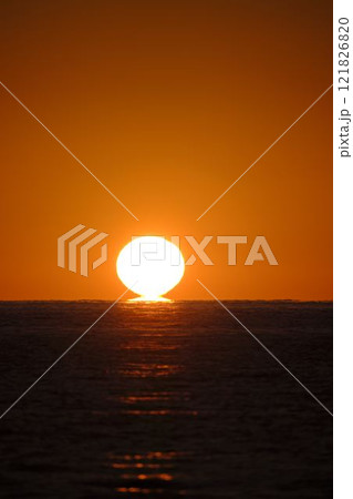ダルマ朝日が昇る 121826820