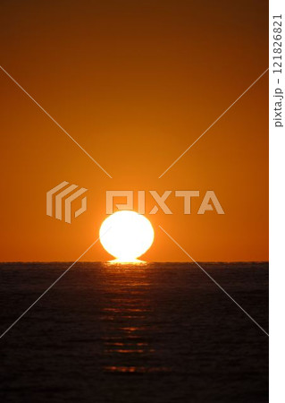 ダルマ朝日が昇る 121826821