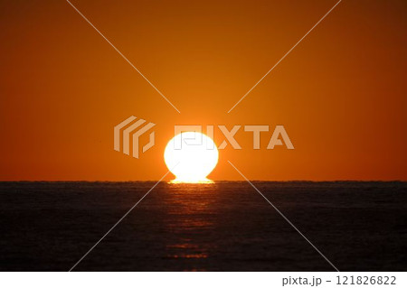 ダルマ朝日が昇る 121826822