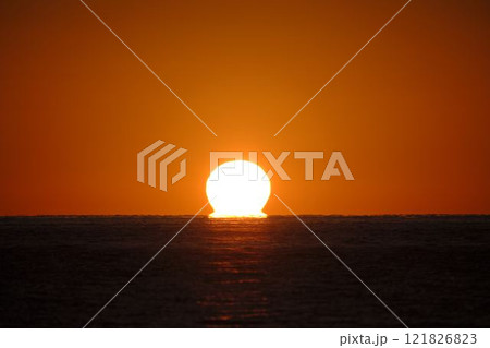 ダルマ朝日が昇る 121826823