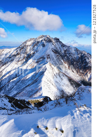 冠雪の八ヶ岳連峰の赤岳 121827528