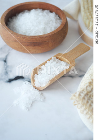 Sea salt crystals close up 121827930