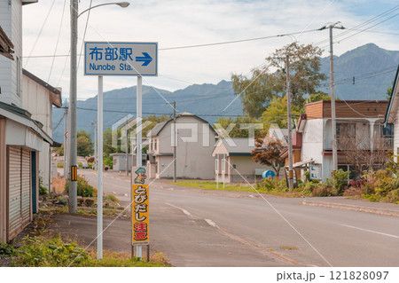 【富良野市 廃線の布部駅への案内板】 【富良野市 廃線の布部駅への案内板】 121828097