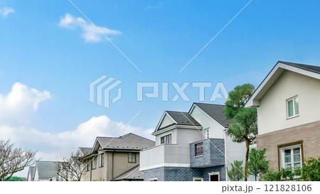 郊外のゆったりとした街に建つ一戸建て住宅 郊外のゆったりとした街に建つ一戸建て住宅 121828106