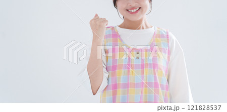 ガッツポーズする保育士 ガッツポーズする保育士 121828537
