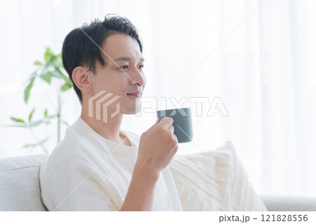 飲み物を飲む男性 121828556
