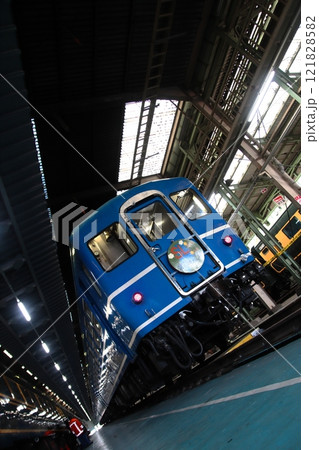 重厚な網干総合車両所検車庫に停車中のJR西日本12系客車_2024/12/15撮影 121828582