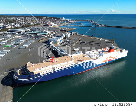 茨城　大洗　大洗港に停泊中のさんふらわあかむい（ドローン撮影） 121828587