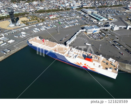 茨城　大洗　大洗港に停泊中のさんふらわあかむい（ドローン撮影） 121828589