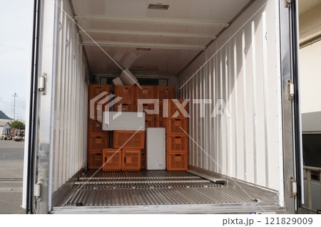 トラック箱車の荷物が積んである内側 トラック箱車の荷物が積んである内側 121829009