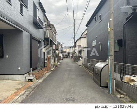 狭い住宅地　戸建て住宅 121829343
