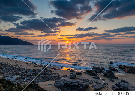 夕日　海亀産卵地永田いなか浜　屋久島(春 121829356