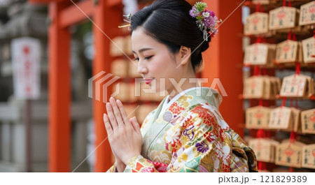 初詣の着物を着た赤い着物の日本人女性 121829389