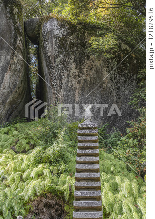 笠置寺（京都府）修行場巡り　笠置石と十三重石塔 121829516