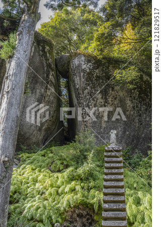 笠置寺（京都府）修行場巡り　笠置石と十三重石塔 121829517