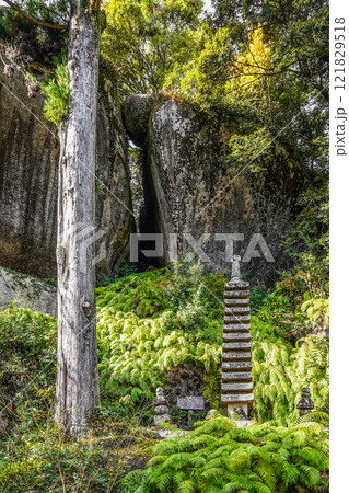 笠置寺(京都府)修行場巡り 笠置石と十三重石塔 笠置寺(京都府)修行場巡り 笠置石と十三重石塔 121829518
