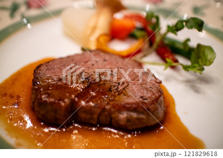 牛ほほ肉の赤ワイン煮込み 121829618