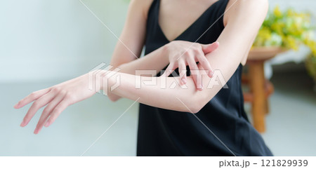 女性　スキンケア　ハンドケア　ボディケア 121829939