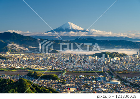 高台から見る雲海漂う静岡の街並みと冠雪した富士山 高台から見る雲海漂う静岡の街並みと冠雪した富士山 121830019