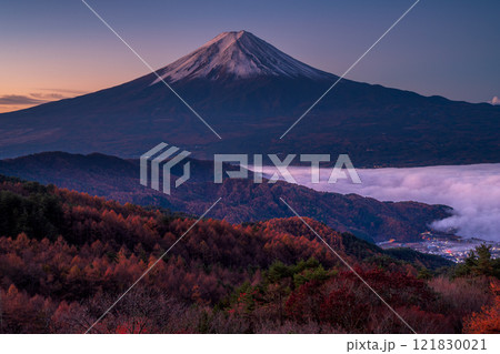 西川林道から望む朝日射す富士山と雲海 121830021