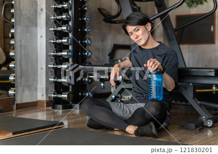 スランプ・イップス・プレッシャー・怪我に悩むアスリート・ワークアウト・ボディメイクするスポーツ選手 121830201