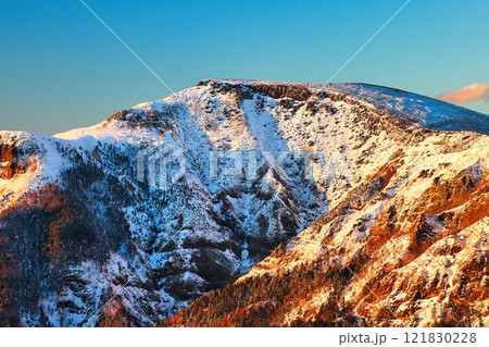 夕焼けの冠雪の八ヶ岳連峰の硫黄岳 夕焼けの冠雪の八ヶ岳連峰の硫黄岳 121830228