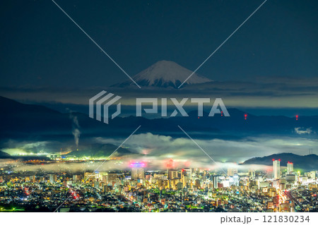 月の灯りに照らされた朝鮮岩から見た雲海が漂う静岡夜景と富士山 121830234