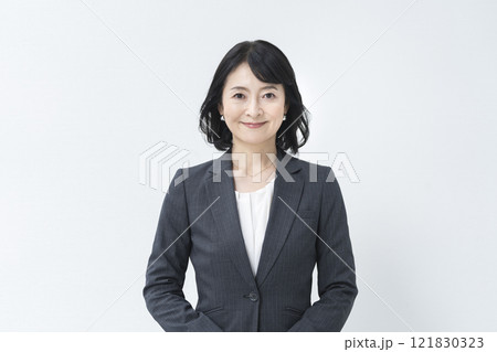 カメラ目線で微笑むアラフィフのビジネスウーマン 121830323
