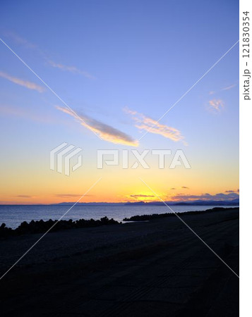 太平洋の夕暮れ 121830354